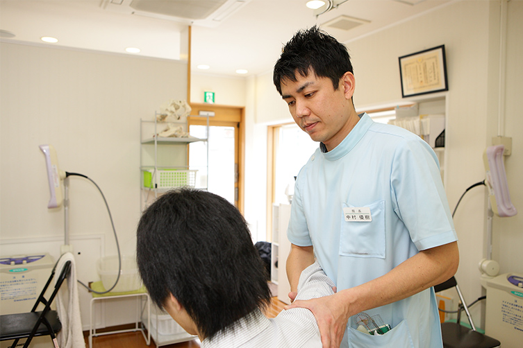 肩の施術風景